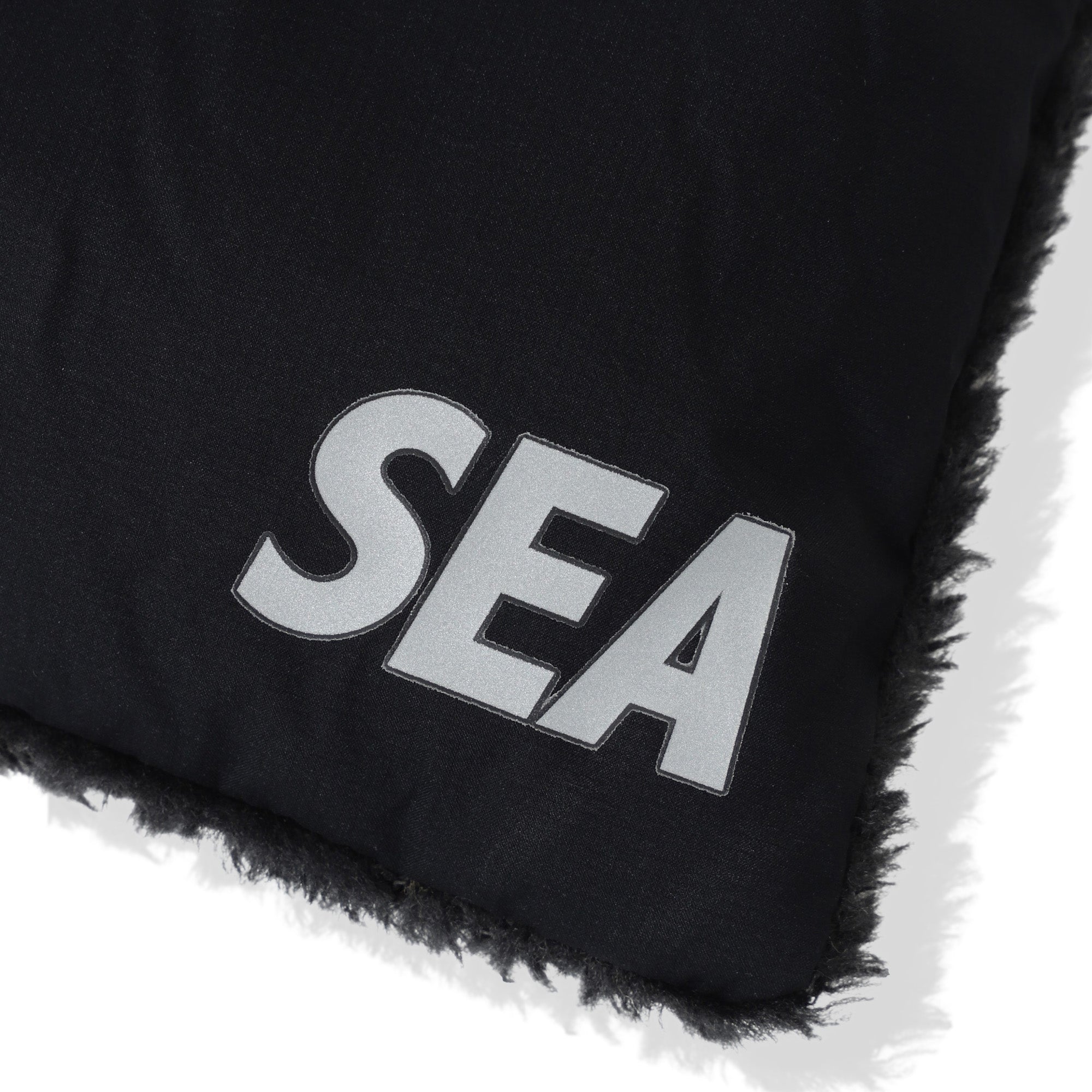 【WIND AND SEA collaboration】 BULKY DOWN MUFF